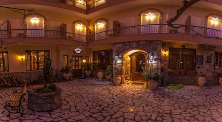 住宿正面 - 傍晚/夜晚