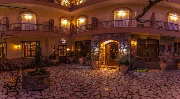 Fachada de la propiedad por la tarde o noche