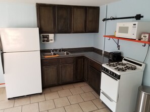 Grand Suite, 1 Bedroom | Private kitchen | Fridge, microwave, coffee/tea maker - Suite Red Wolf (El Paso)