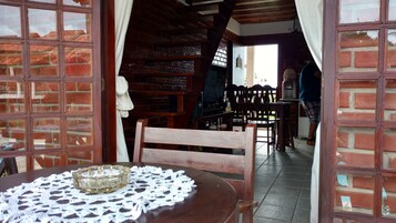 Chalet familiar, 2 habitaciones, vistas a la piscina, junto a la piscina | Zona de estar | Una televisión