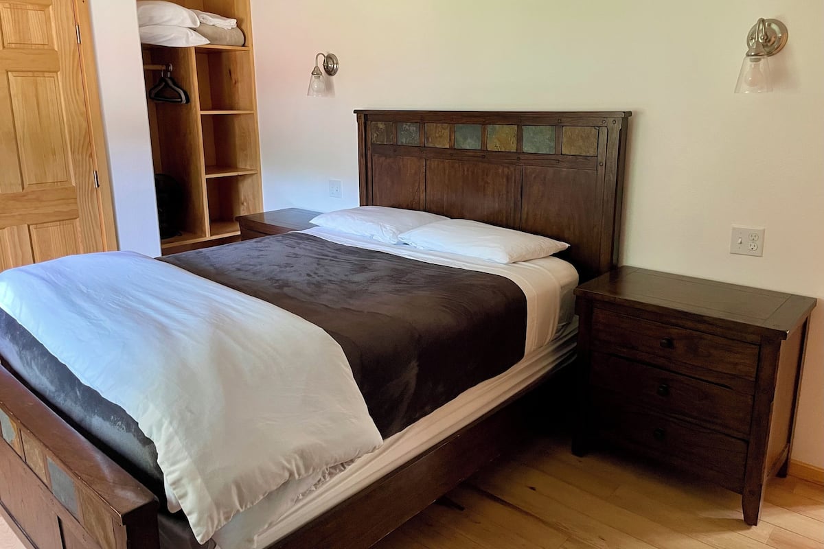 Family Cabin 5, Queen Bedroom, Futon, Twin Bunk Beds, Full Kitchen, Private Bathroom, Dining Area | 1 bedroom, individually decorated, blackout drapes, soundproofing