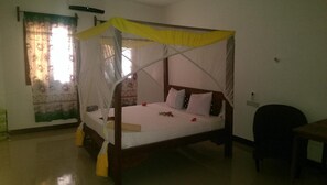 In-room safe, desk, free WiFi, bed sheets - Union Beach Bungalows (Nungwi)