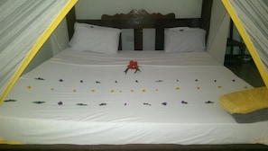 In-room safe, desk, free WiFi, bed sheets - Union Beach Bungalows (Nungwi)