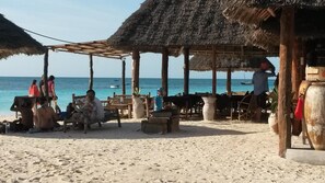 On the beach, white sand, sun loungers, beach umbrellas - Union Beach Bungalows (Nungwi)