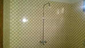 Shower, free toiletries, towels - Union Beach Bungalows (Nungwi)