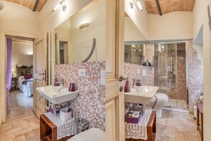 Deluxe Room, 1 Queen Bed | Bathroom | Shower, free toiletries, hair dryer, bidet - Viterbo Antica (Viterbo)