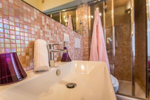 Ducha, artículos de tocador gratuitos, secador de pelo, bidet