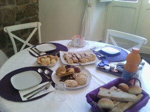 Desayuno con opciones de la cocina local todos los días (con cargo)