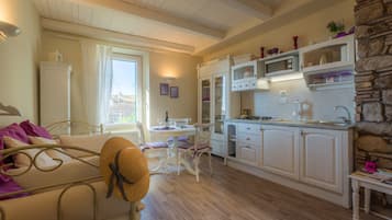 Deluxe appartement, uitzicht op stad | Woonruimte | Een flatscreentelevisie