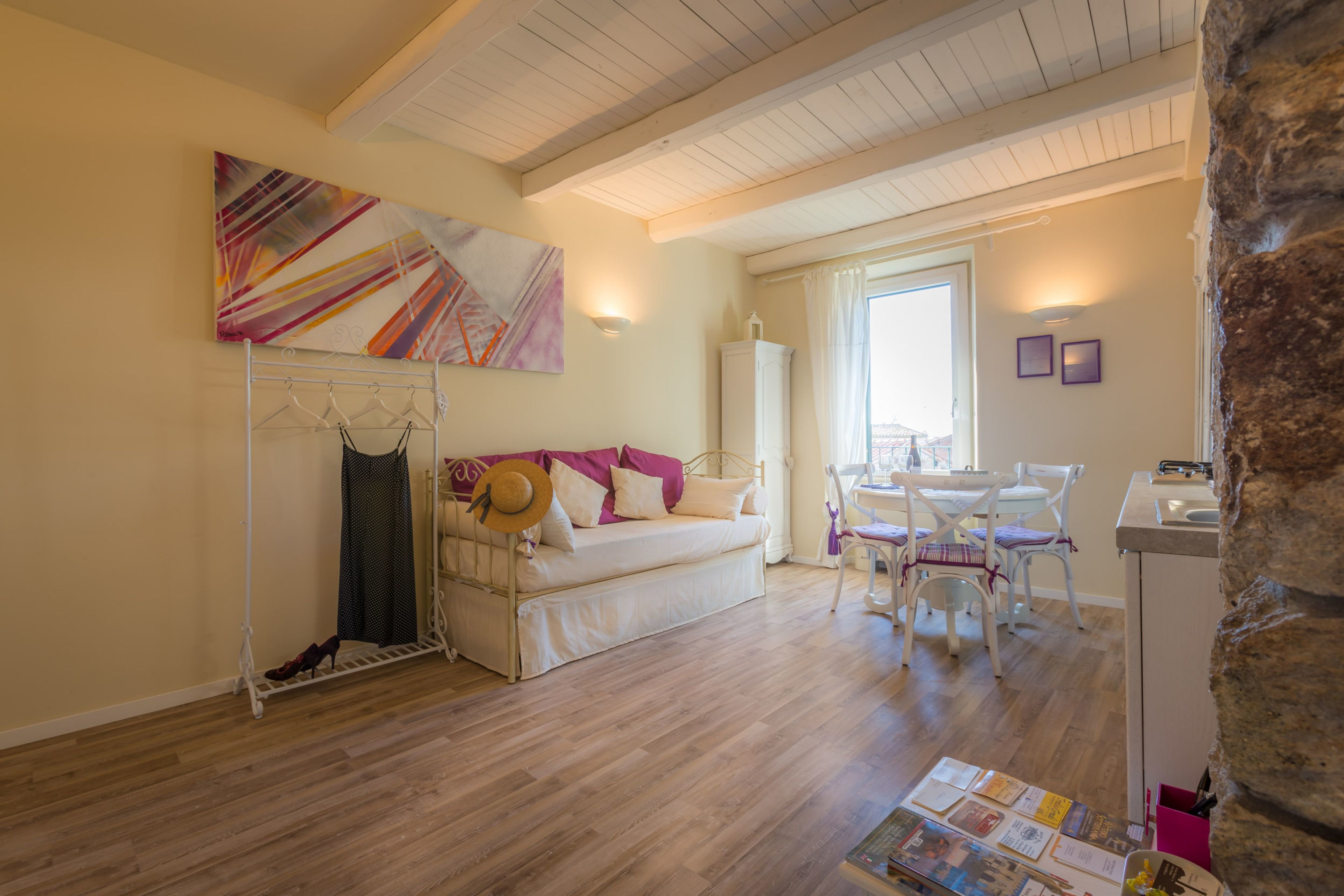 Deluxe Apartment, City View | Living area