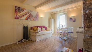 Deluxe Apartment, City View | Living area