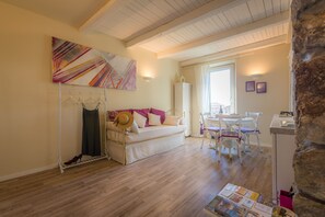 Leilighet – deluxe, byutsikt | Oppholdsområde | Flatskjerm-TV