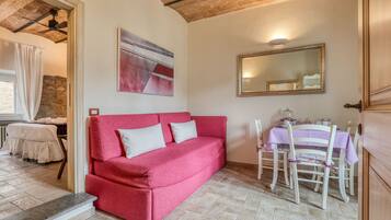 Quarto luxo, 1 cama Queen | Sala de estar | TV de tela plana
