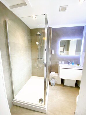 Family Room (2 Adults + 2 Children) | Bathroom - Cairngorm Guest House (Aviemore)