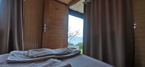 基础帐篷房, 1 张双人床, 部分海景, 山坡