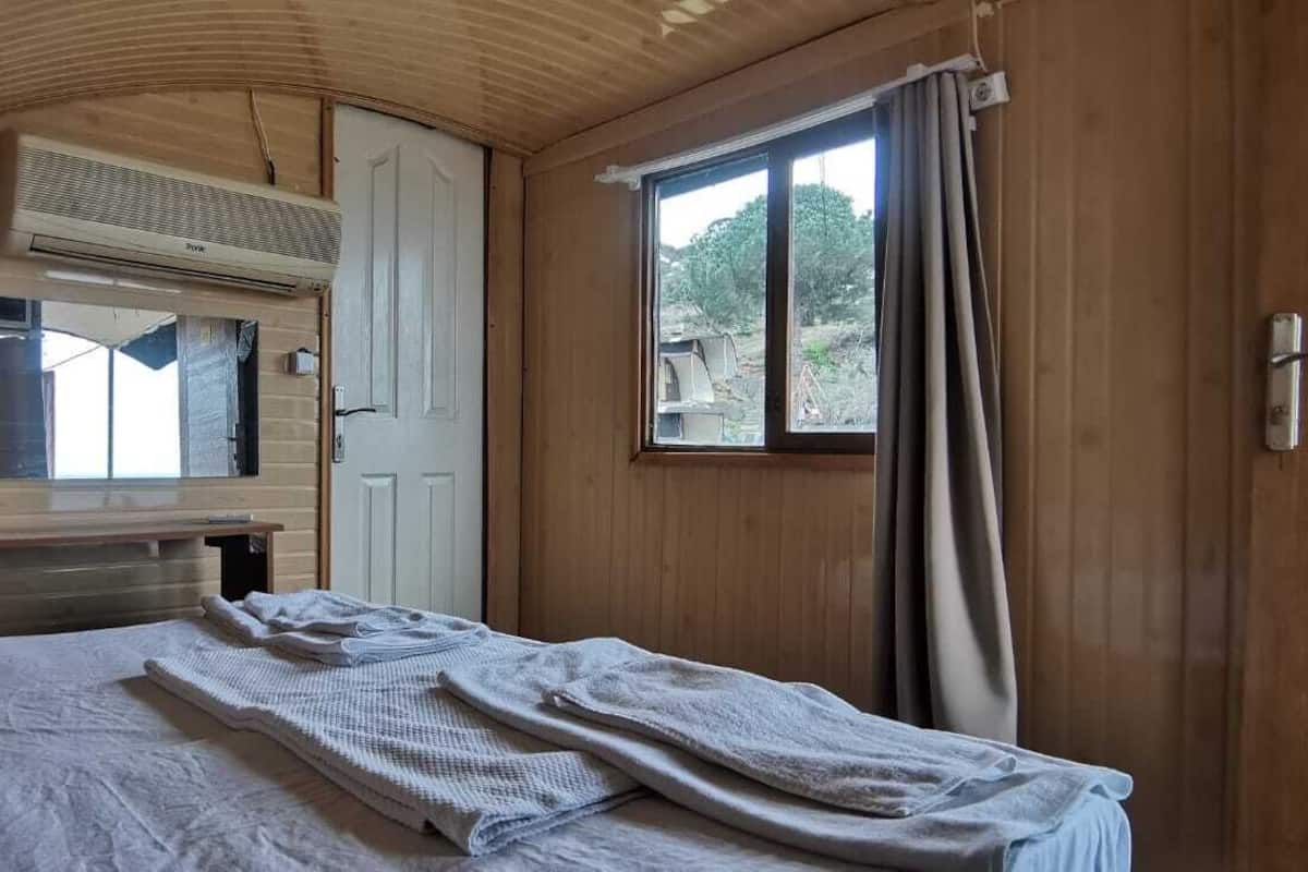 Basic Tent, 1 Double Bed, Partial Sea View, Slope side | 1 bedroom
