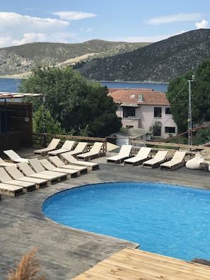 Bungalow familiar, 2 habitaciones, vistas parciales al mar | Piscina | Una piscina al aire libre de temporada