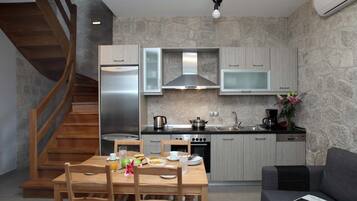 Villa, 2 chambres, piscine privée | Cuisine privée | Grand réfrigérateur, micro-ondes, four, plaque de cuisson
