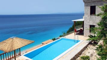 4 outdoor pools, pool loungers