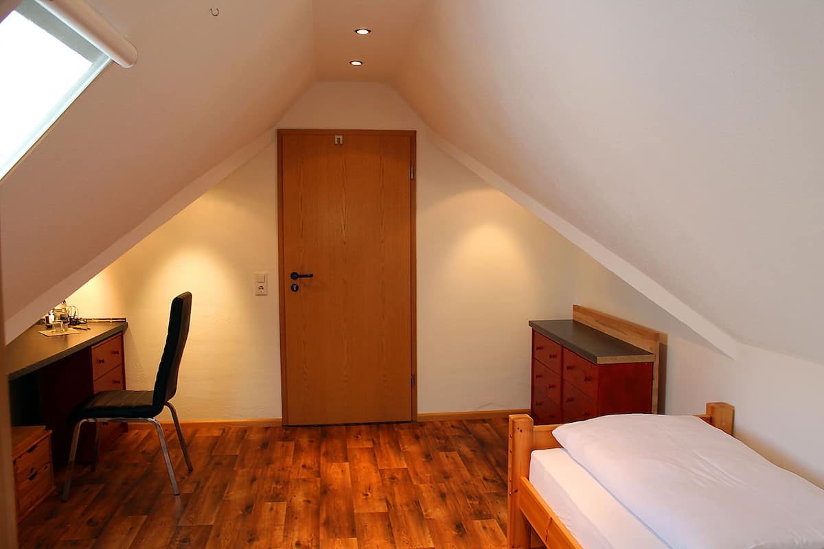 Quarto duplo básico, acessível, para não fumantes | 1 quarto, escrivaninha, espaço de trabalho para notebook