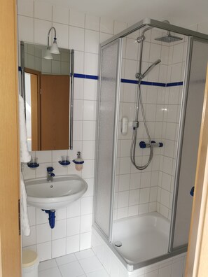 Basic-Doppelzimmer, Nichtraucher, Talblick | Badezimmer