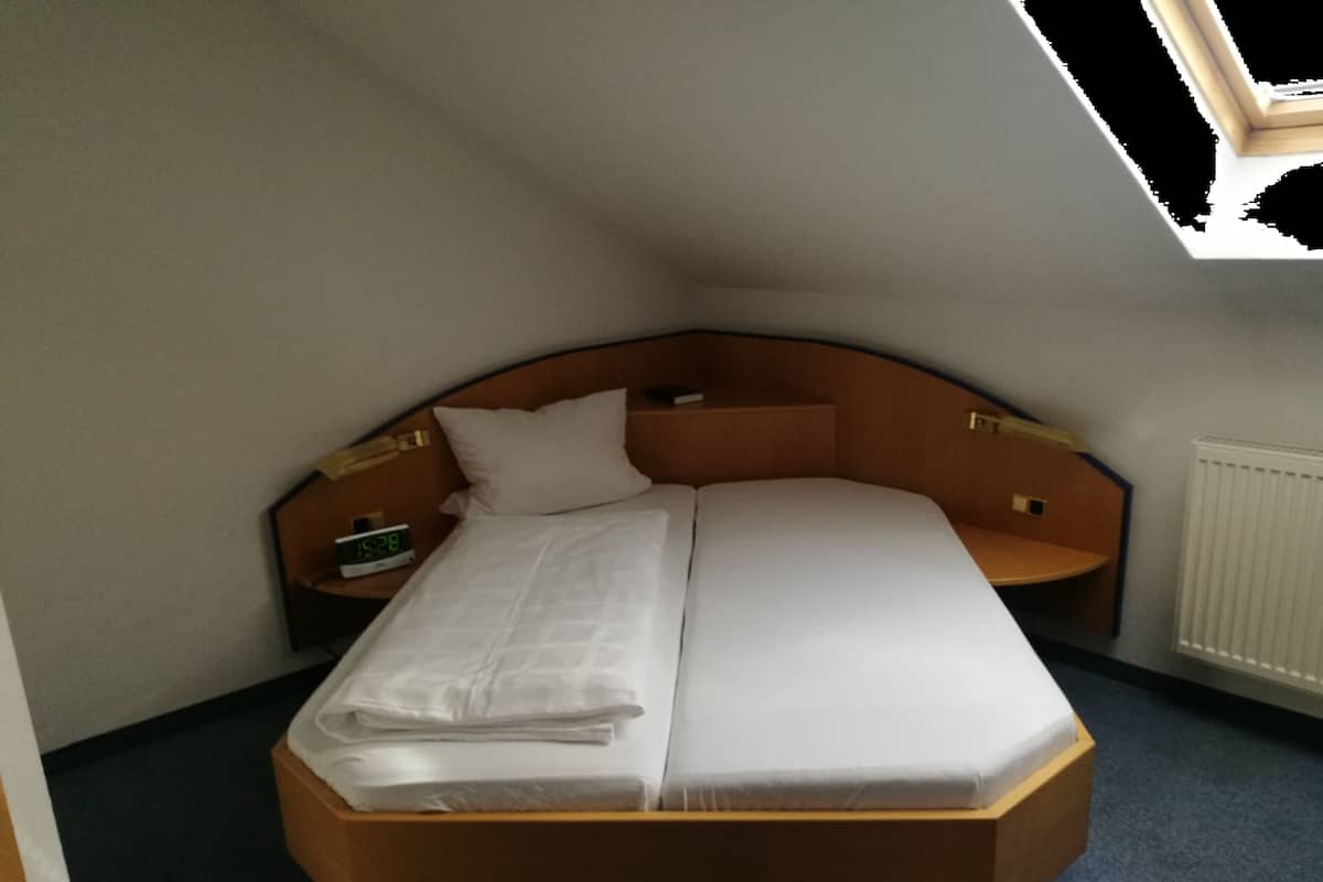 Basic-Doppelzimmer, Nichtraucher, Talblick | Schreibtisch, laptopgeeigneter Arbeitsplatz, Verdunkelungsvorhänge