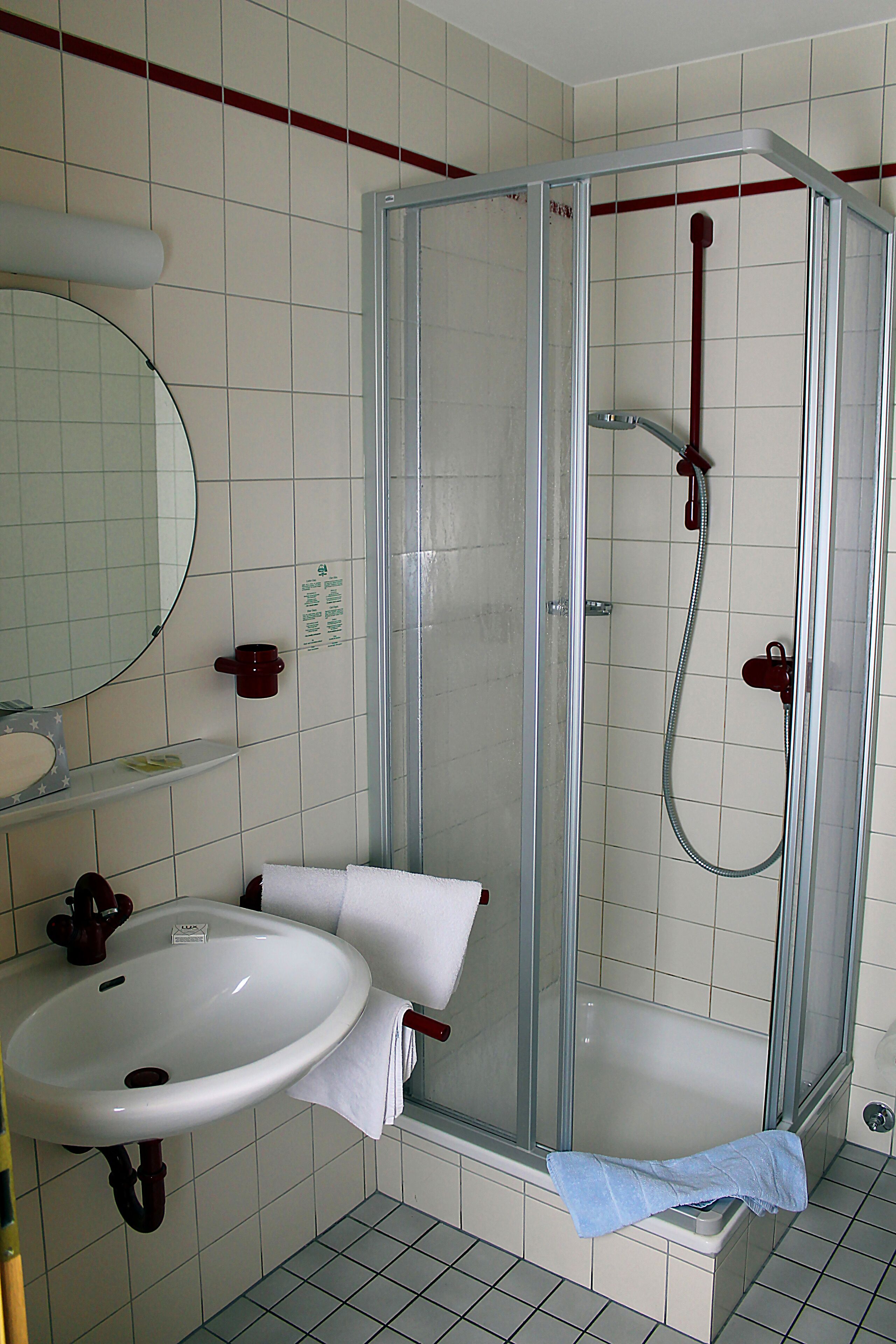 Artículos de tocador gratuitos, secador de pelo, toallas