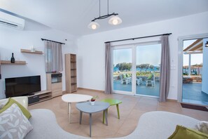 House, 3 Bedrooms, Private Pool | Living area
