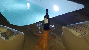 Seasonal outdoor pool, pool umbrellas, sun loungers - Villa Maria (Paros)