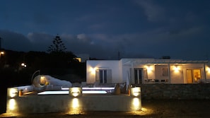 Außenpool (je nach Saison geöffnet), Sonnenschirme, Liegestühle