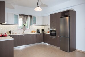 House, 3 Bedrooms, Private Pool | Private kitchen | Fridge, microwave, oven, stovetop