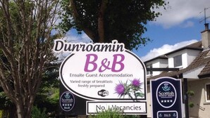A sign for Dunroamin B&B, indicating no vacancies and highlighting its status as a guest accommodation with a varied range of breakfasts. - Dunroamin (Aviemore)