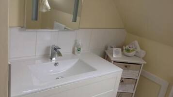 Habitación triple | Baño | Ducha, artículos de higiene personal gratuitos y secador de pelo