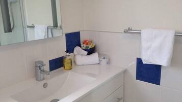 Habitación familiar | Lavabo en el baño