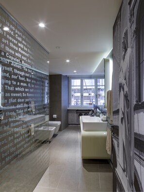 Apartamento Deluxe, 1 habitación | Baño | Artículos de higiene personal gratuitos, secador de pelo y albornoces
