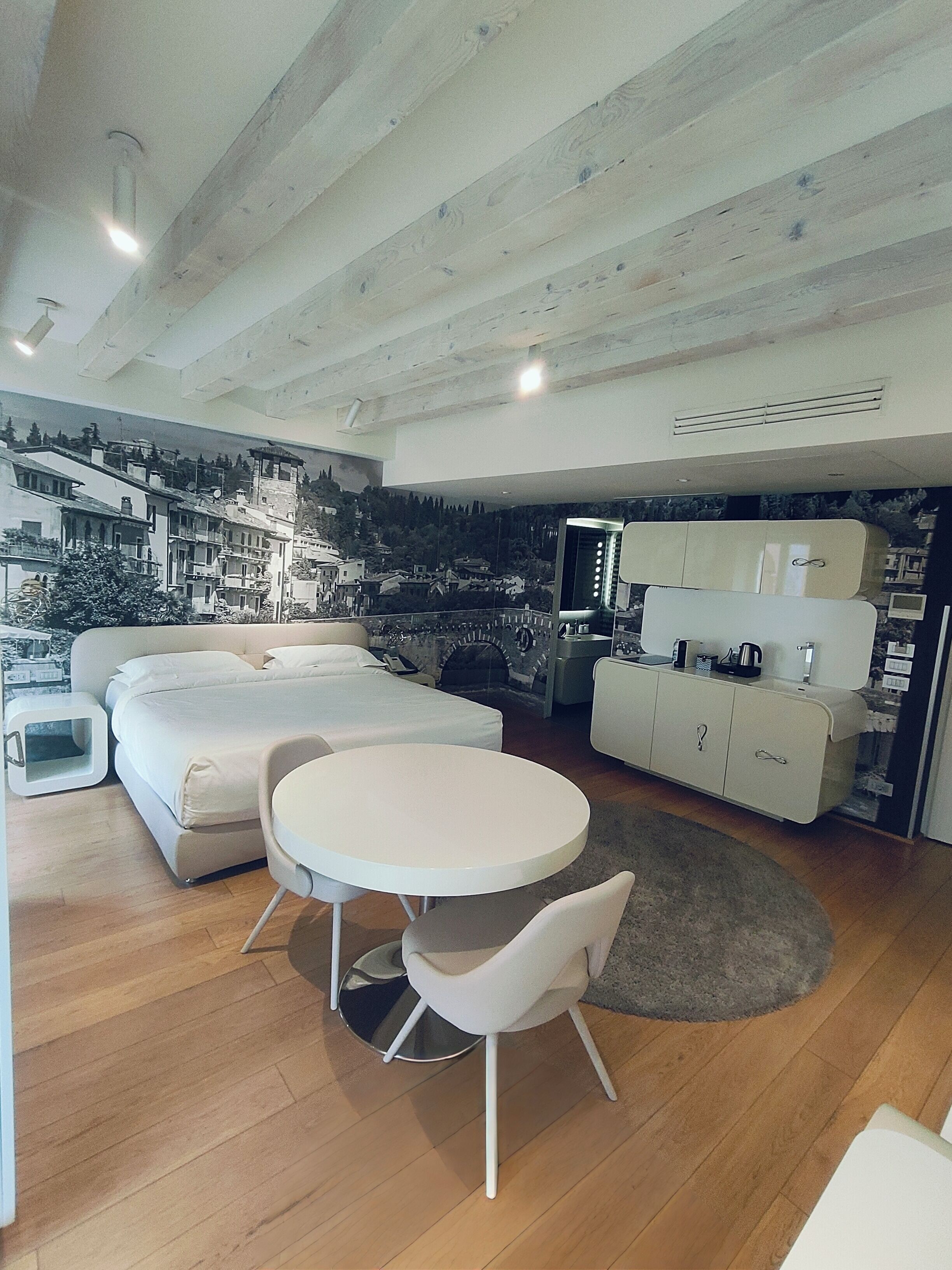 Studio – executive | Eget tekjøkken | Espressomaskin, kaffetrakter/tekoker, kjøleskap og vannkoker