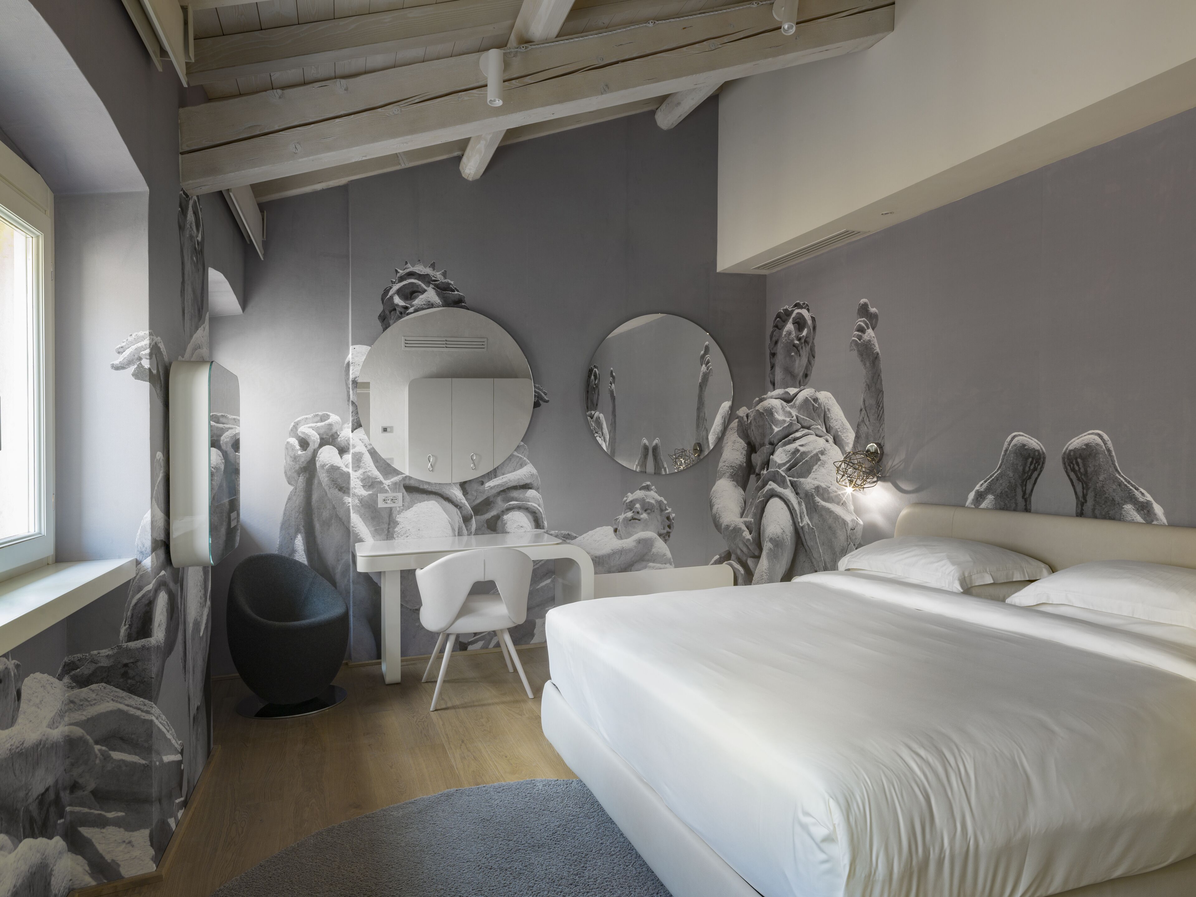 Literie de qualité, couette en duvet, lit avec matelas à plateau-coussin