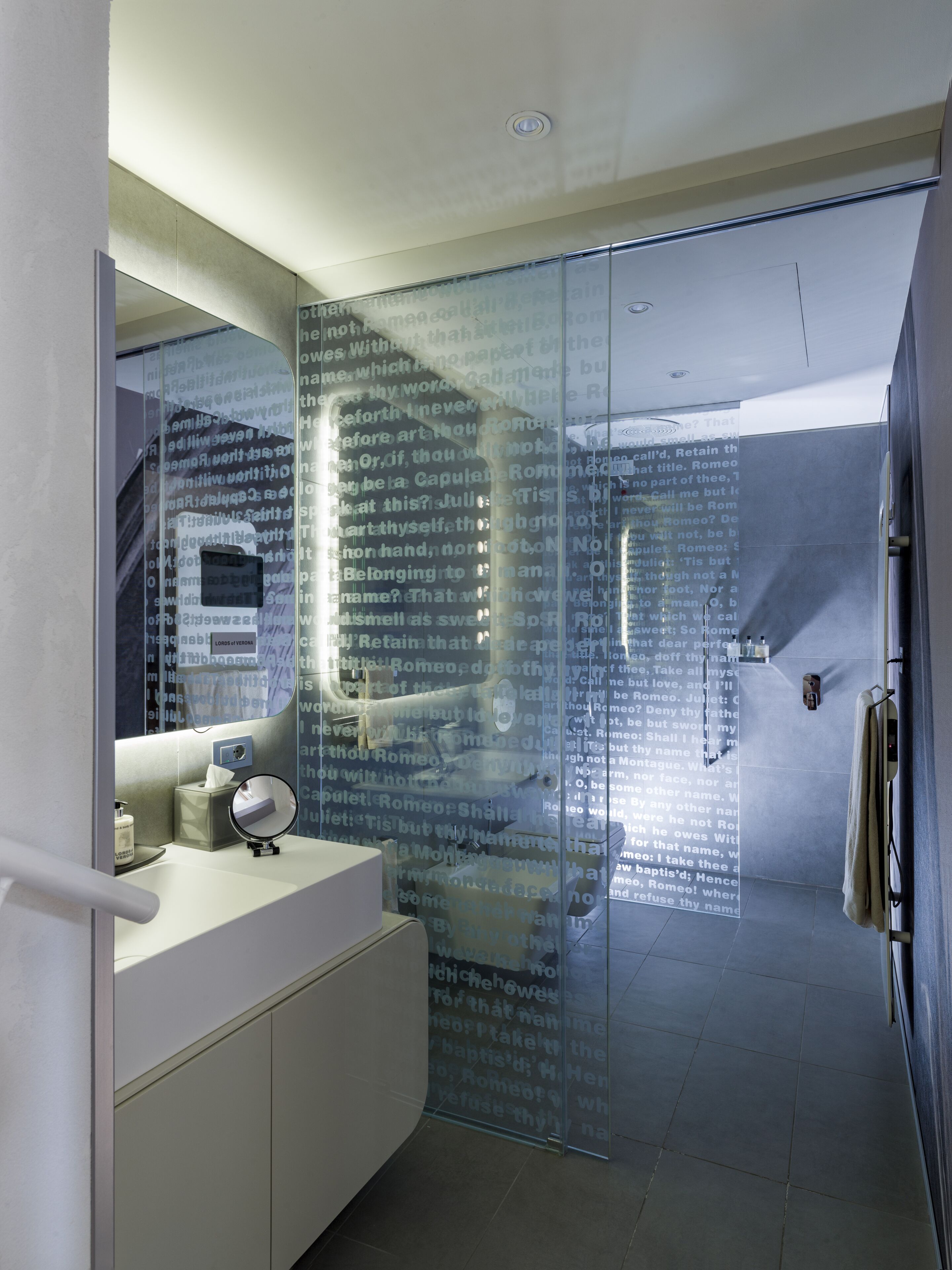 Articles de toilette gratuits, sèche-cheveux, peignoirs, chaussons
