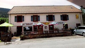 Vista frontal de la propiedad