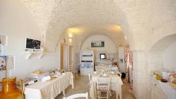 Desayuno de cocina local (EUR 7 por persona)
