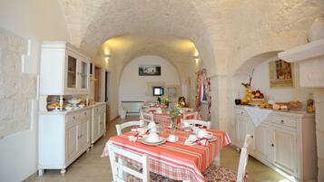 Deluxe Apartment, 1 Bedroom | In-room dining