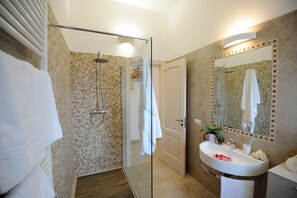 Apartamento, 1 habitación, balcón | Baño | Ducha, artículos de higiene personal gratuitos, secador de pelo y bidé
