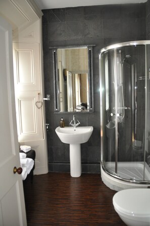 Egyptian cotton sheets, hypo-allergenic bedding, iron/ironing board - The Bank Guest House (Hawick)