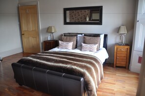 Double or Twin Room, 1 King Bed with Sofa bed | Egyptian cotton sheets, hypo-allergenic bedding, iron/ironing board - The Bank Guest House (Hawick)