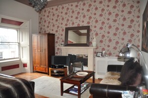 Double or Twin Room, 1 King Bed with Sofa bed | Egyptian cotton sheets, hypo-allergenic bedding, iron/ironing board - The Bank Guest House (Hawick)