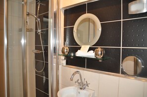 Habitación básica doble, 1 cama matrimonial | Baño | Amenidades de baño de diseñador, secadora de cabello, batas, toallas 