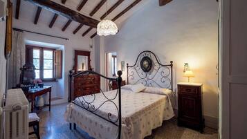 Doppia Basic, 1 letto queen | Biancheria da letto di alta qualità, copriletto in piuma, Wi-Fi gratuito