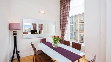 Apartment, 4 Bedrooms | In-room dining