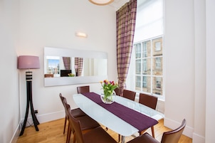 Apartment, 4 Bedrooms | In-room dining