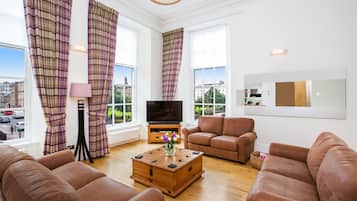 Apartment, 4 Bedrooms | Living room | Flat-screen TV